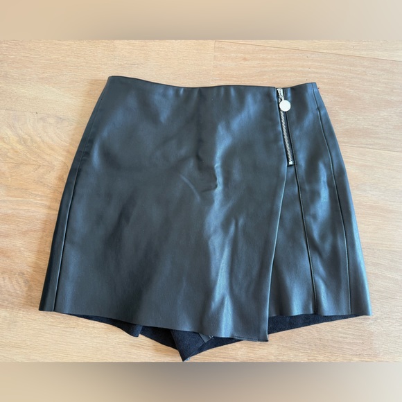Zara Black Faux Leather Mini Skirt with Zipper - Picture 1 of 3